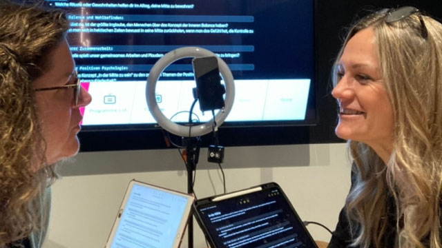 Marzena Kühne und Melanie Bangert beim Aufnehmen ihres Podcasts